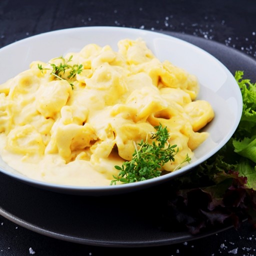 Tortellini mit Käsefüllung in Sahnesauce